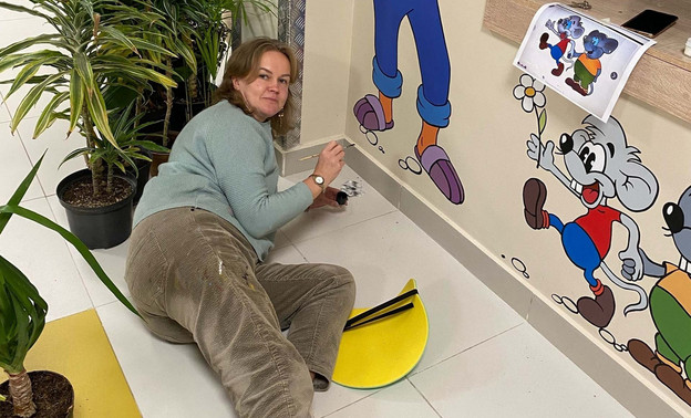 Завершающий штрих: художники украсили новую поликлинику для детей в Слободском