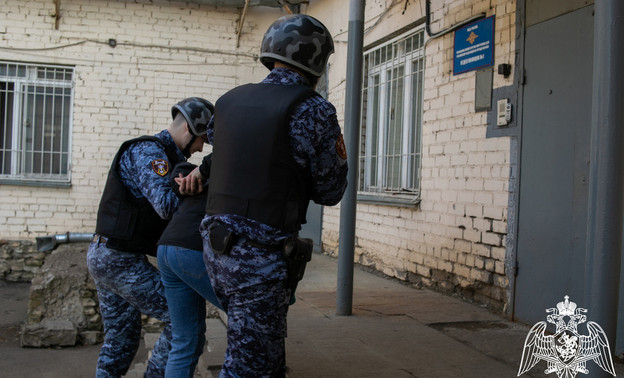 Кировские росгвардейцы задержали мужчину, укравшего из кафе деньги