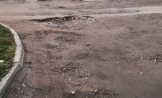 «Добираемся до дома, как по военной дороге»: кировчане жалуются на состояние улицы Красноармейской