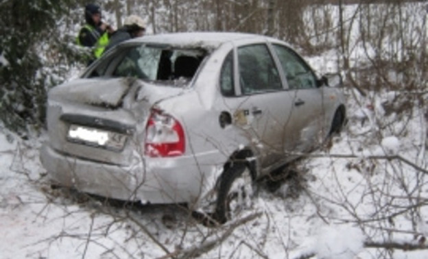 В Кировской области с интервалом в полчаса в кювет съехали два автомобиля
