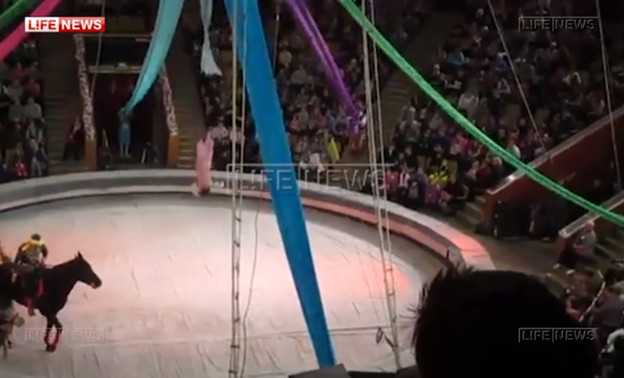 Во время представления в кировском цирке гимнастка сорвалась с высоты