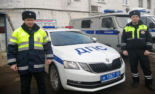 Автоиспекторы помогли мужчине, которому стало плохо в дороге