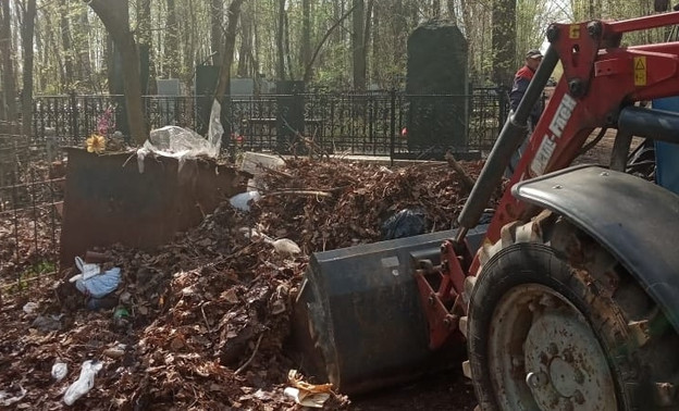 С городских кладбищ вывезли 2000 кубометров мусора