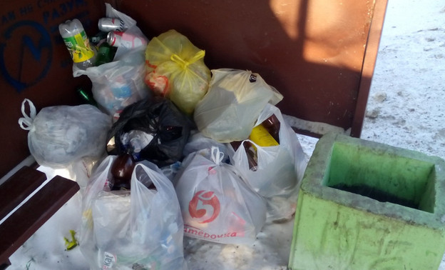 Остановку на улице Павла Корчагина в Кирове жильцы превратили в мусорную свалку