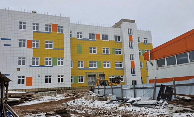 В строящейся поликлинике в Слободском завершают работы на фасаде