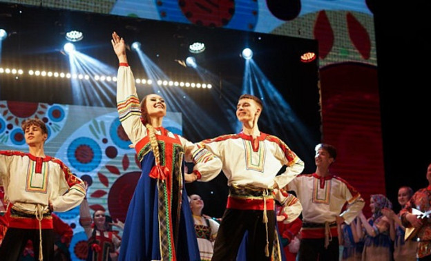 Александр Соколов поздравил кировских работников культуры с праздником