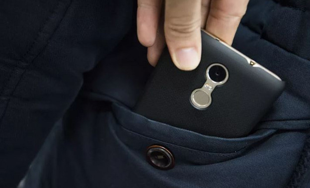 Полицейские в Кирове задержали мужчину, укравшего телефон из кармана куртки