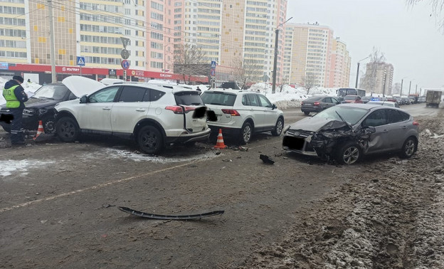 В Кирове произошло массовое ДТП: пострадала женщина