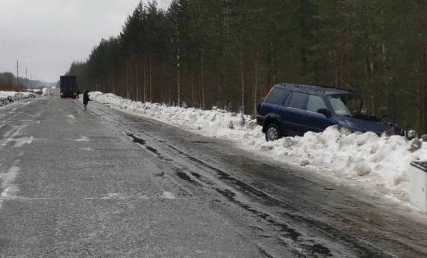 В Верхнекамском районе Honda съехала с дороги после столкновения с грузовиком