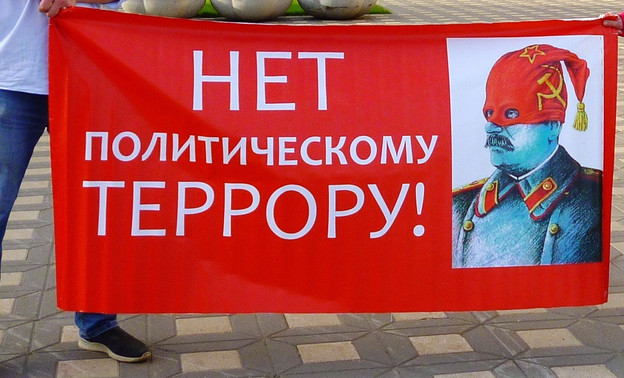 «Заклеймить позором власти». В Кирове прошёл митинг против установки памятника Сталину