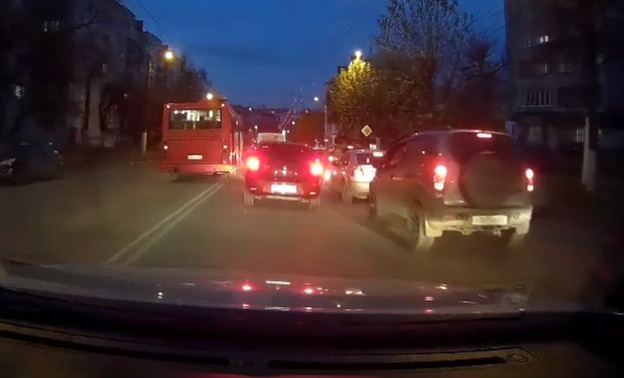В Кирове водитель автобуса выехал на «встречку» через двойную сплошную, чтобы обогнуть пробку
