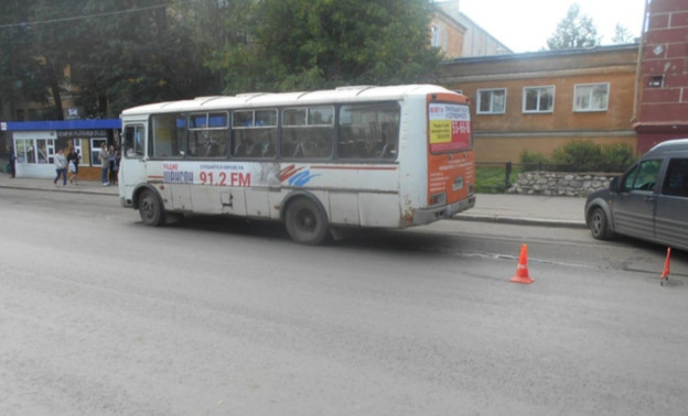 На Октябрьском проспекте пожилую женщину зажало в дверях автобуса