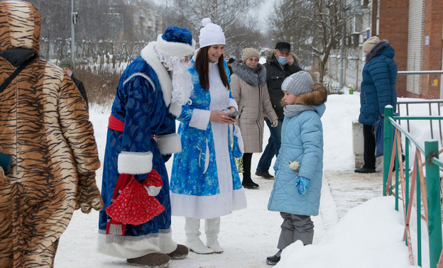 Жителей Кирово-Чепецка поздравил Дед Мороз, Снегурочка и другие сказочные персонажи