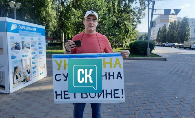 Кировчанин вышел на одиночный пикет к зданию правительства