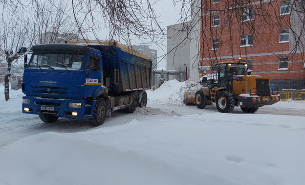 В выходные в Кирове снег вывезут с 12 дорожных участков