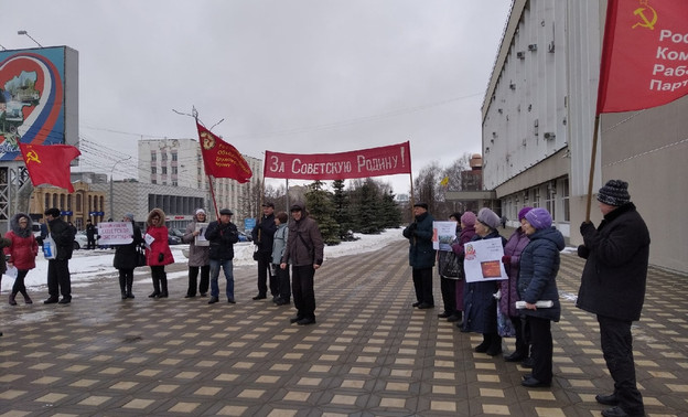 «Мы пикетируем против обмана». «РОТ Фронт» призвал кировчан бойкотировать голосование по поправкам в Конституцию
