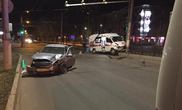 Машина скорой помощи попала в аварию на Октябрьском проспекте