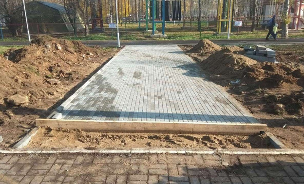 В Кочуровском парке на ремонт закроют пешеходную аллею