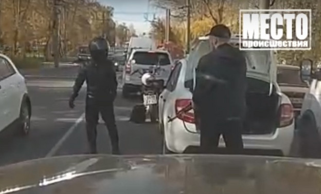 В Кирове водитель легковушки угрожал мотоциклисту автоматом