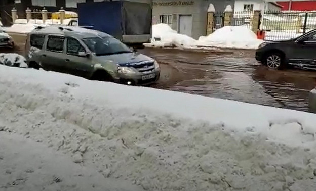 В Кирове затопило улицу Профсоюзную