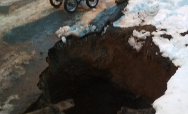 На улице Упита в Кирове провалился асфальт, в яме застрял трактор