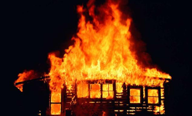 Сегодня ночью в Кировской области пожар уничтожил жилой дом