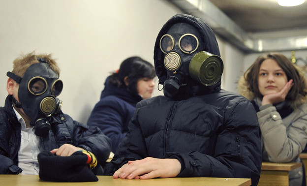 На уроках ОБЖ в России школьники научатся работать с автоматом и гранатами