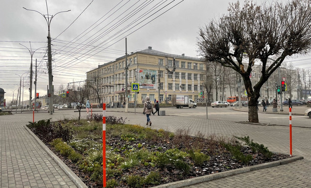 В зонах озеленения в Кирове начали устанавливать сигнальные столбики