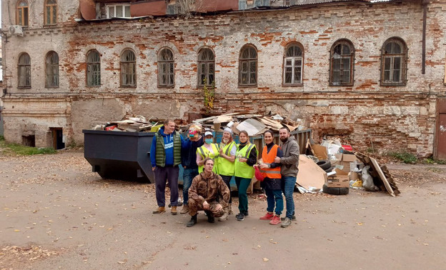 В Кирове прошёл субботник у первого каменного жилого здания города