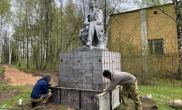В Слободском ремонтируют памятник Максиму Горькому