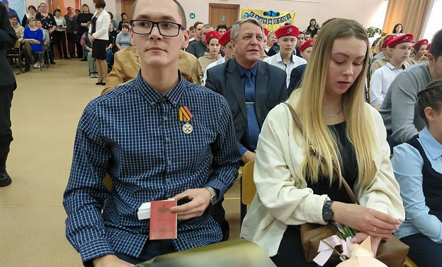 21-летний участник спецоперации из Омутнинска получил награду за воинскую доблесть