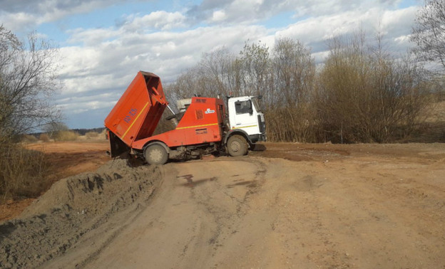В пойму реки Чепца в Кирово-Чепецком районе сбрасывают пыль и грязь после уборки улиц