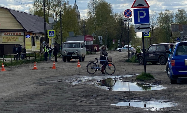 В Кирсе на пешеходном переходе мужчина на автомобиле УАЗ сбил женщину