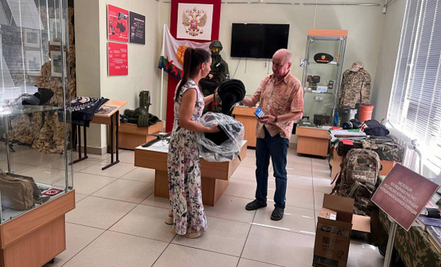 Участник СВО передал кировскому музею боевые трофеи