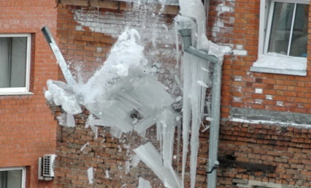 В Кирове на 9-летнего ребёнка упал снег с крыши