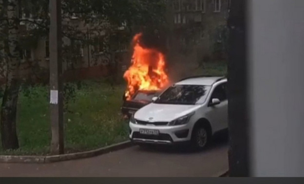 В одном из дворов Кирова сгорел автомобиль