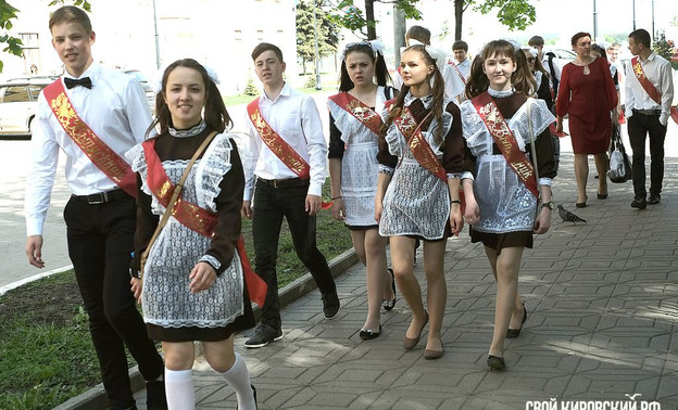 Кировским выпускникам запретили танцевать под зарубежную музыку на «Последнем звонке»