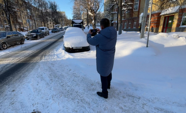 В Кирове неправильная парковка автомобилей мешает работе общественного транспорта