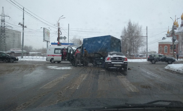 В ДТП со скорой помощью в Кирове пострадали фельдшер и медбрат
