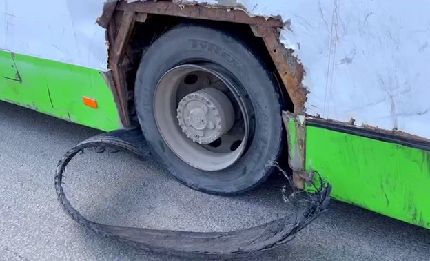 В Кирове у автобуса разорвало заднее колесо. Видео
