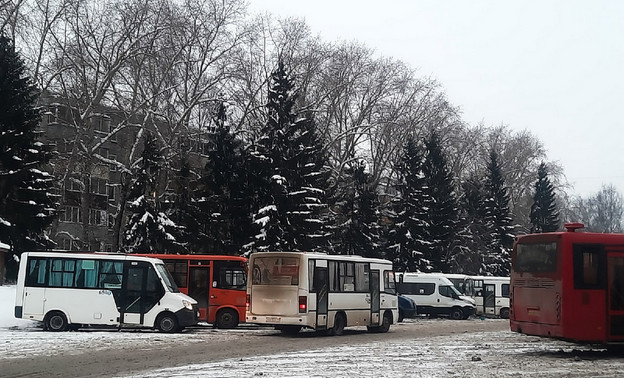 В Кирове у переполненного пассажирами автобуса отвалилась дверь