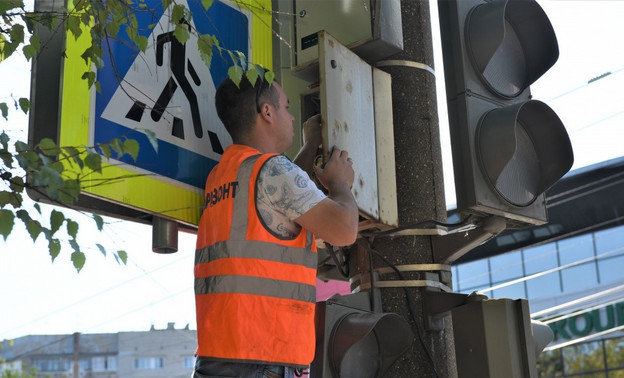 Один из светофоров в Кирове, который сломался после грозы, починили