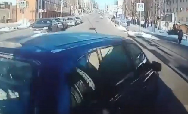 В Кирове водитель «Калины» подрезал пассажирский автобус