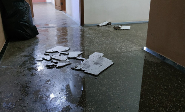 «Потолок падает на головы учащихся»: в Кирове затопило школу искусств