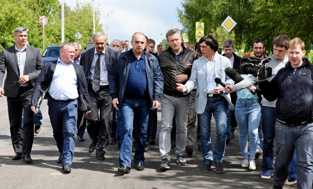 Первые лица областной и городской власти вместе с общественниками проверили ход ремонта дорог в Кирове
