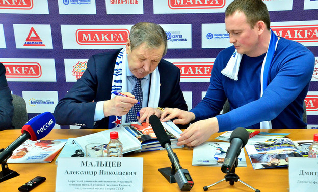«УРАЛХИМ» поддержал выпуск книги об известном хоккеисте Кировской области Александре Мальцеве