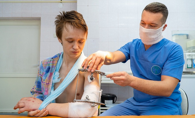 Кировские врачи пришили руку молодому человеку