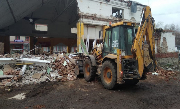 В Кирове начали сносить аварийный павильон на Октябрьском рынке