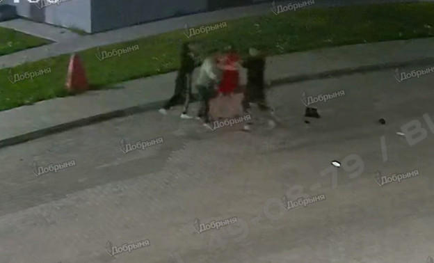 Видеокамера на одной из кировских улиц запечатлела драку