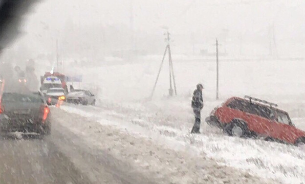 В Яранске из-за снегопада несколько машин оказались в кювете